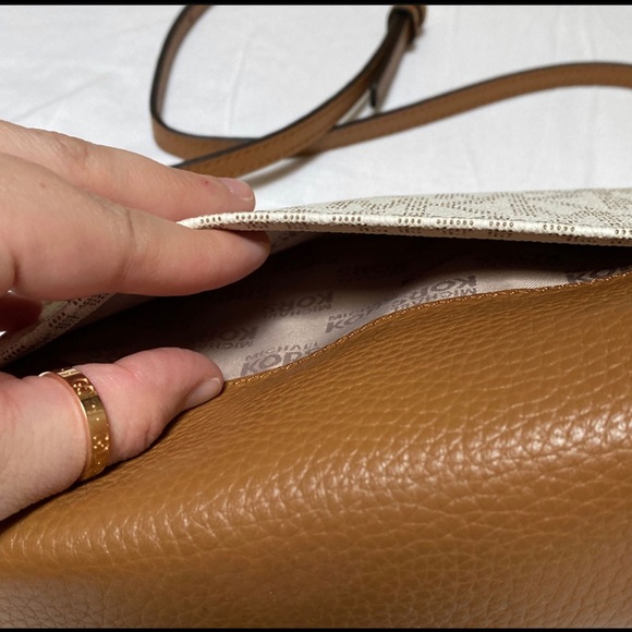 NWT Michael Kors leather crossbody purse - Picture 5 of 6
